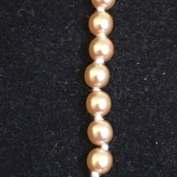 𝅺NOLAN Miller Glamour Faux Pearl Necklace in box - Picture 3 of 5